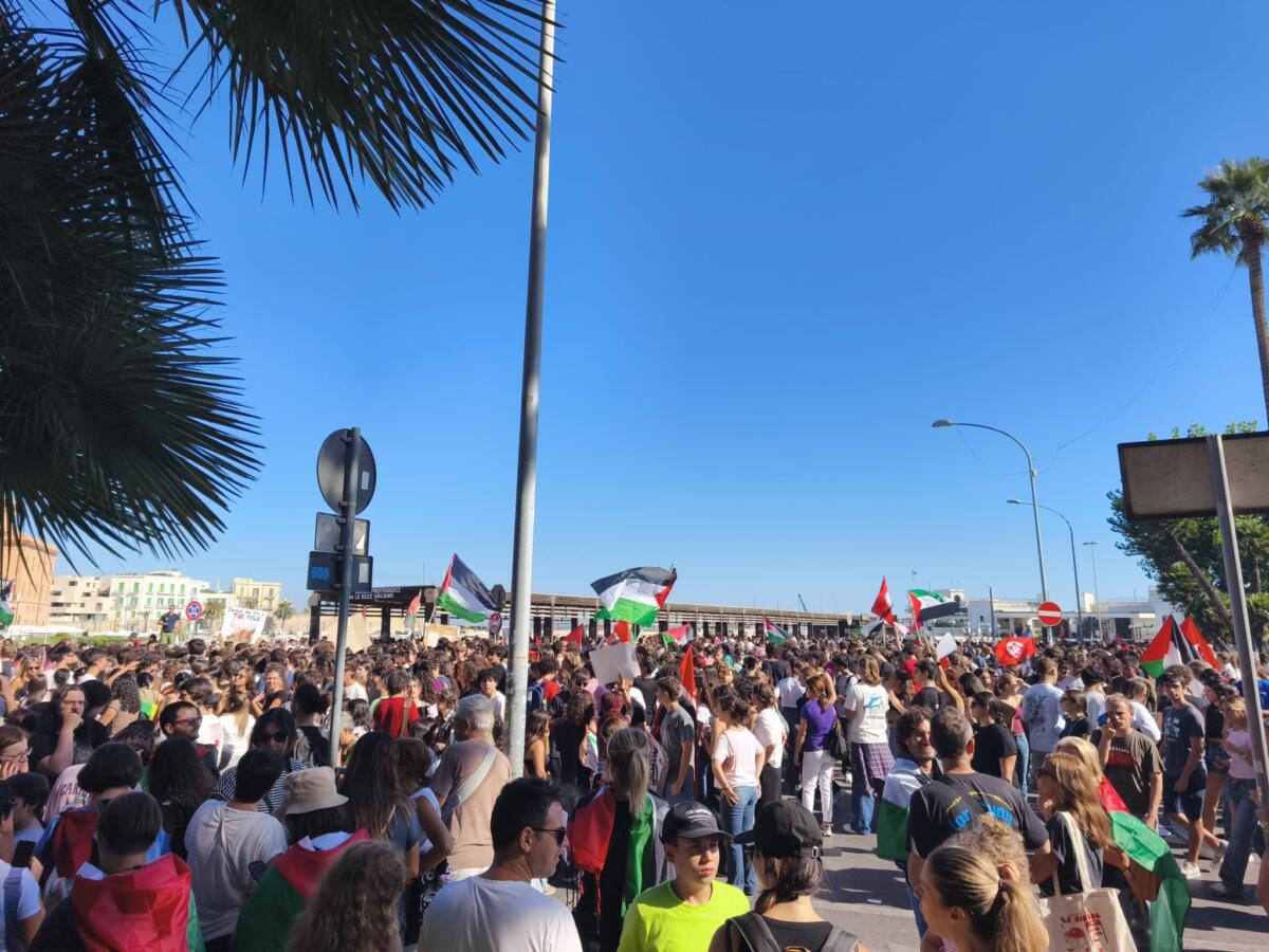 Lo sciopero generale per Gaza, diecimila persone in piazza a Bari. Il corteo davanti al consolato di Israele – FOTO e VIDEO