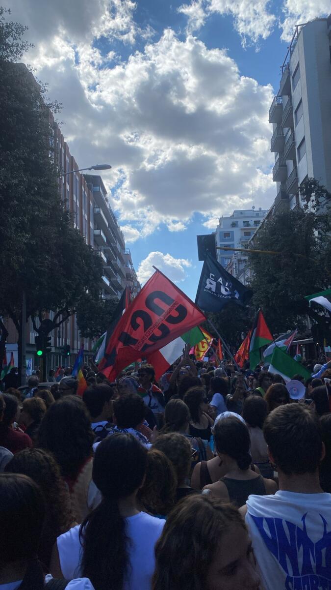 Lo sciopero generale per Gaza, diecimila persone in piazza a Bari. Il corteo davanti al consolato di Israele – FOTO e VIDEO