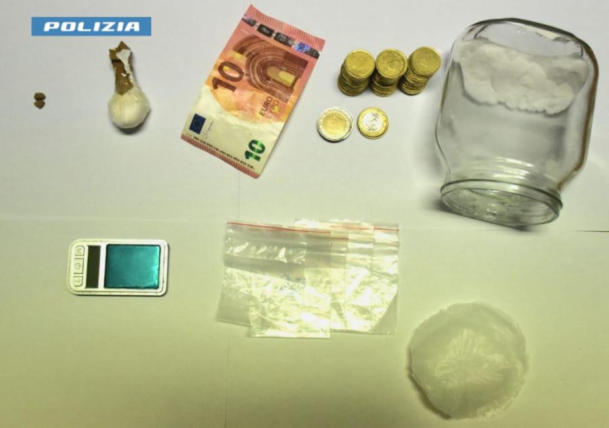 Gagliano del Capo, vendono crack nella loro casa di campagna: arrestati un uomo e una donna Gagliano del Capo, vendono crack nella loro casa di campagna: arrestati un uomo e una donna