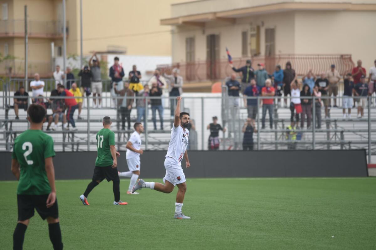 Eccellenza, il Taranto piega il Bitonto 2-0 con Russo e Calabria: i rossoblù in vetta alla classifica Eccellenza, il Taranto piega il Bitonto 2-0 con Russo e Calabria: i rossoblù in vetta alla classifica