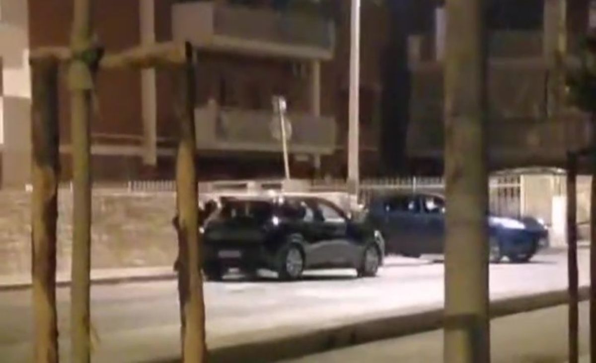 Giovinazzo, rubano un’auto “a spinta” vicino al lungomare: la scena ripresa da un cellulare – VIDEO Giovinazzo, rubano un’auto “a spinta” vicino al lungomare: la scena ripresa da un cellulare – VIDEO