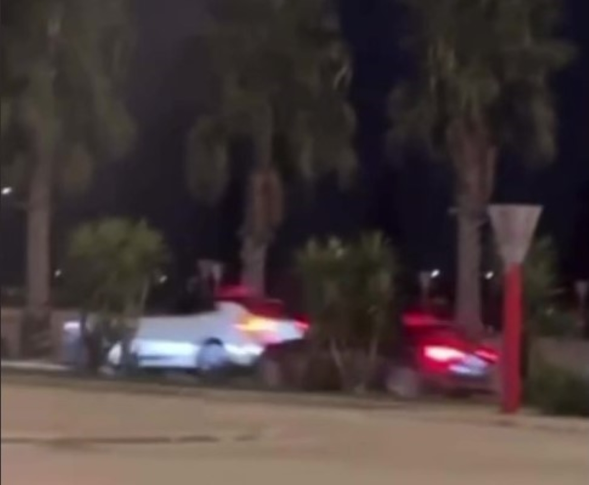 Foggia, escalation di furti d’auto: suv spinto via dal parcheggio del centro commerciale – VIDEO Foggia, escalation di furti d’auto: suv spinto via dal parcheggio del centro commerciale – VIDEO