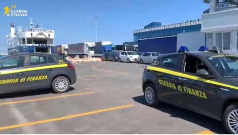 guardia di finanza al porto di bari