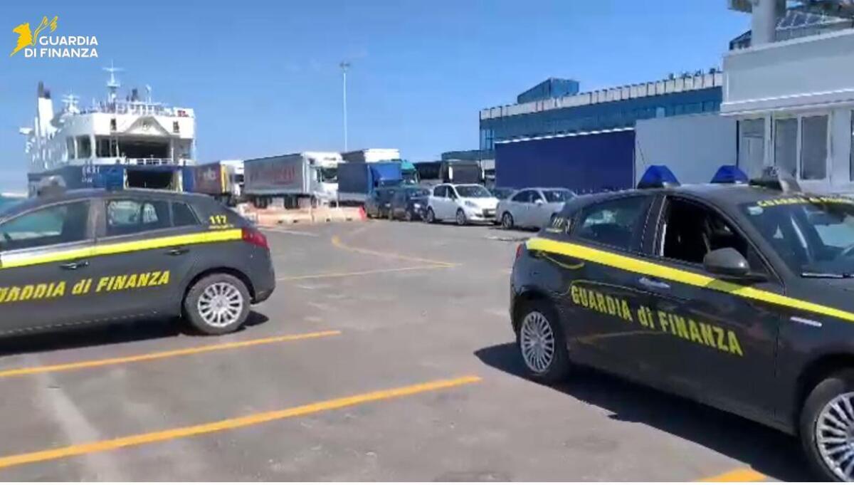 Bari, cerca di fuggire in Albania nascosto tra la merce di un tir: latitante arrestato al porto Bari, cerca di fuggire in Albania nascosto tra la merce di un tir: latitante arrestato al porto