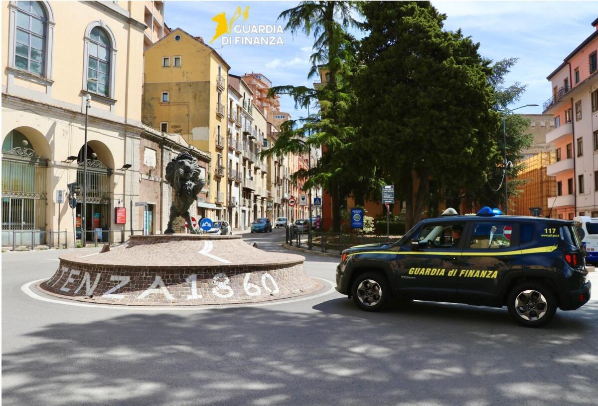 Potenza, in un marsupio e nel frigorifero nasconde cocaina e hashish: arrestato un noto ristoratore Potenza, in un marsupio e nel frigorifero nasconde cocaina e hashish: arrestato un noto ristoratore