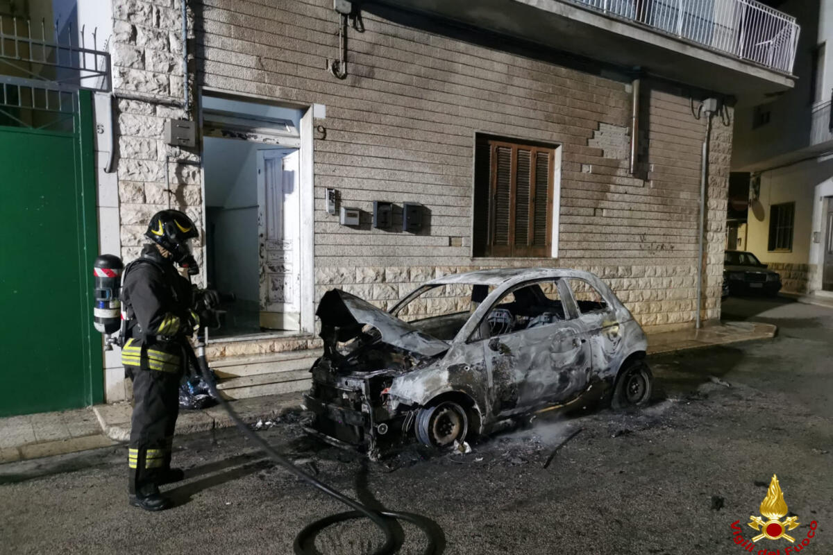 Notte di fuoco a Modugno, un’auto rubata e un’altra in fiamme: intossicata una persona