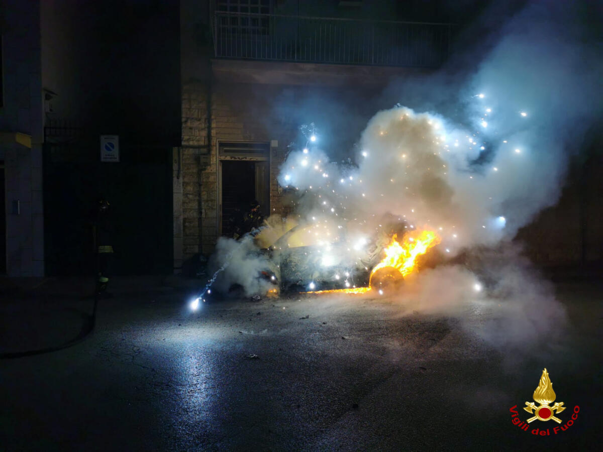 Notte di fuoco a Modugno, un’auto rubata e un’altra in fiamme: intossicata una persona