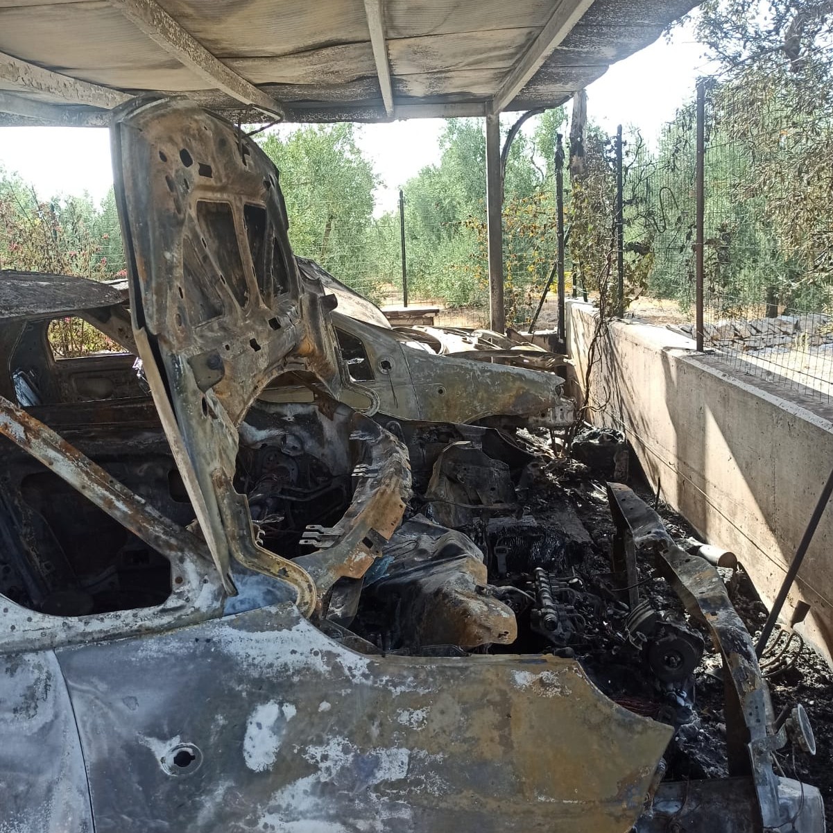 Corato, incendiate le auto di un ispettore della polizia locale: «Gravissimo atto intimidatorio» Corato, incendiate le auto di un ispettore della polizia locale: «Gravissimo atto intimidatorio»