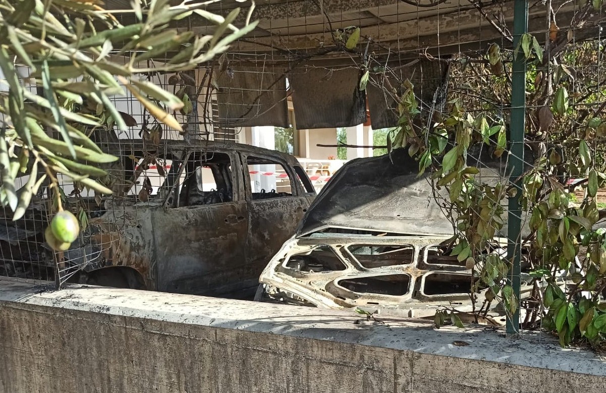 Corato, incendiate le auto di un ispettore della polizia locale: «Gravissimo atto intimidatorio» Corato, incendiate le auto di un ispettore della polizia locale: «Gravissimo atto intimidatorio»
