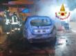 Porto Cesareo, un’auto distrutta in un incendio nella notte: intervengono i vigili del fuoco