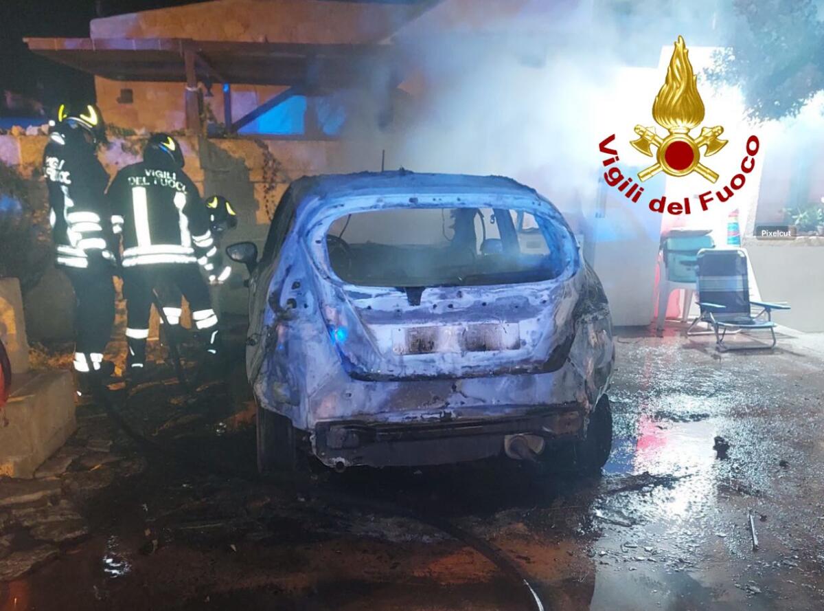 Galleria foto 'Porto Cesareo, un’auto distrutta in un incendio nella notte: intervengono i vigili del fuoco' - foto 1