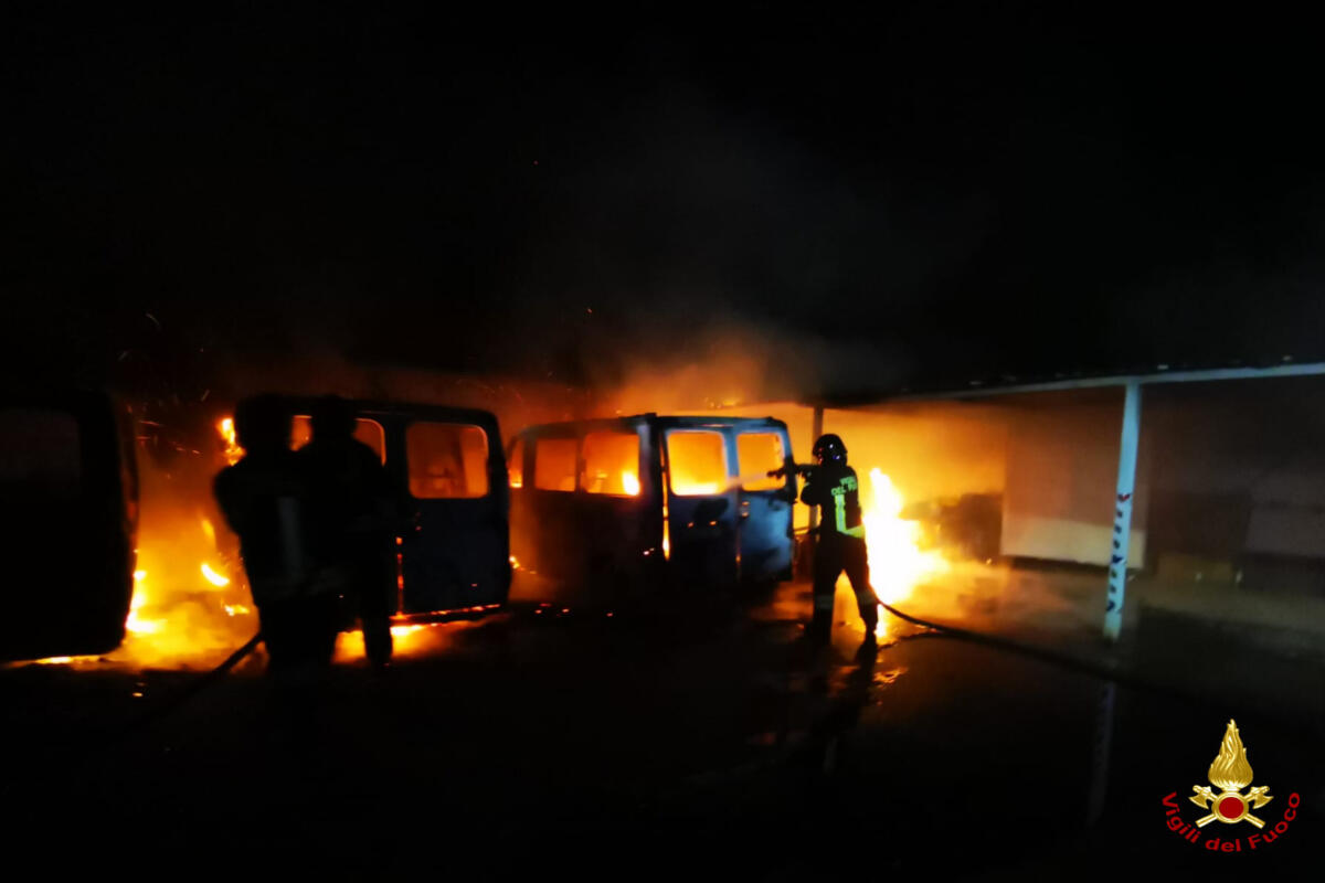Casamassima, incendio in un’azienda agricola: distrutti tre furgoni. Intervengono i vigili del fuoco Casamassima, incendio in un’azienda agricola: distrutti tre furgoni. Intervengono i vigili del fuoco