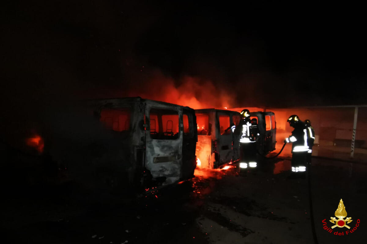 Casamassima, incendio in un’azienda agricola: distrutti tre furgoni. Intervengono i vigili del fuoco Casamassima, incendio in un’azienda agricola: distrutti tre furgoni. Intervengono i vigili del fuoco