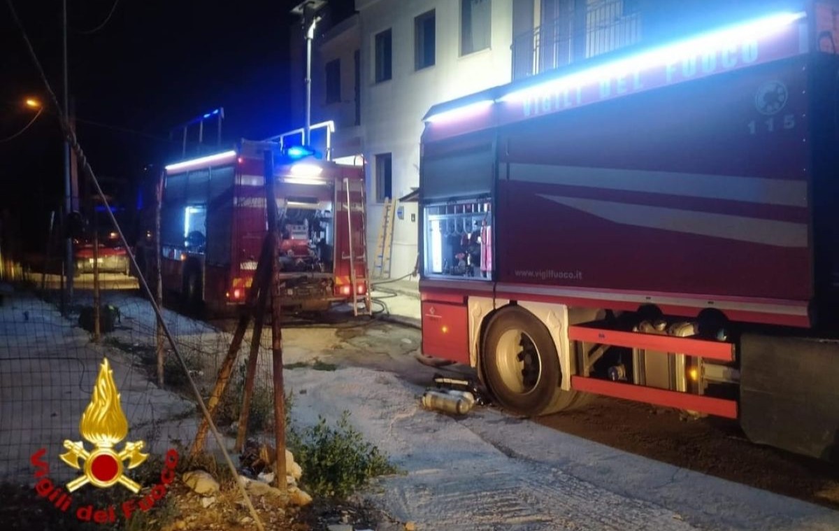 Galleria foto 'San Vito dei Normanni, divampa l’incendio in un garage: distrutta un’auto, ingenti i danni' - foto 1