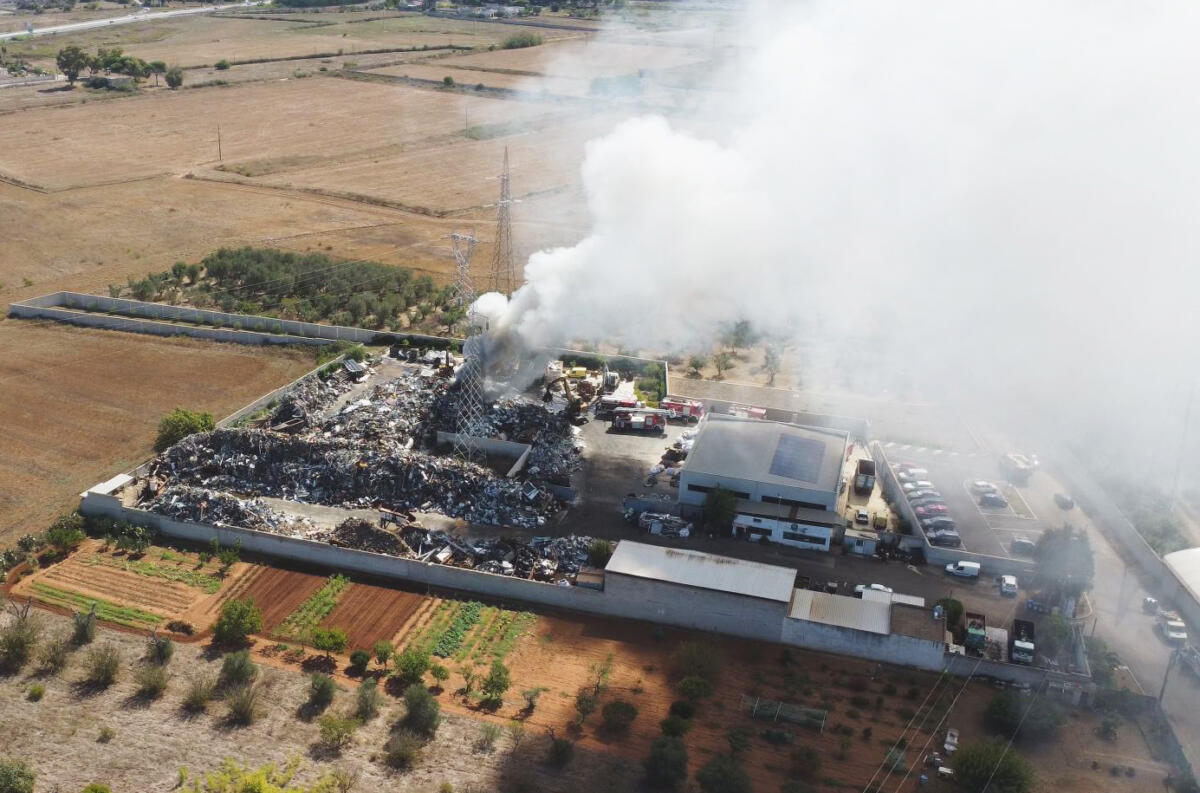 Galleria foto 'Lecce, fiamme in un’azienda di raccolta di materiali ferrosi: «Tenete chiuse le finestre»' - foto 1