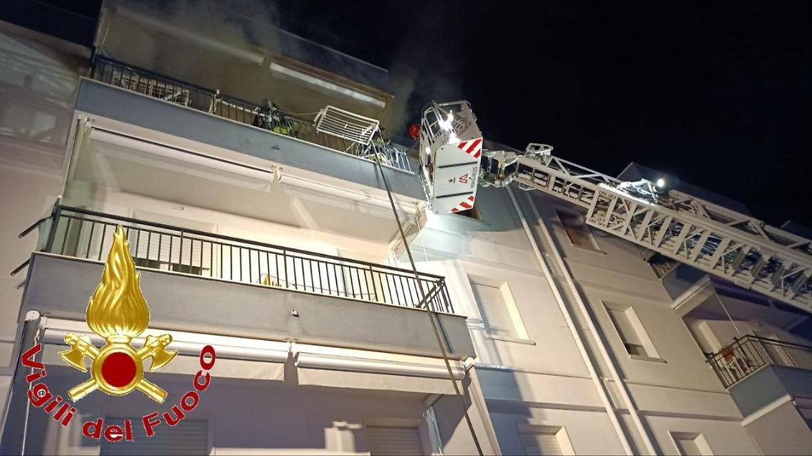 Trinitapoli, incendio in una palazzina di via Nenni: evacuate nella notte sei famiglie