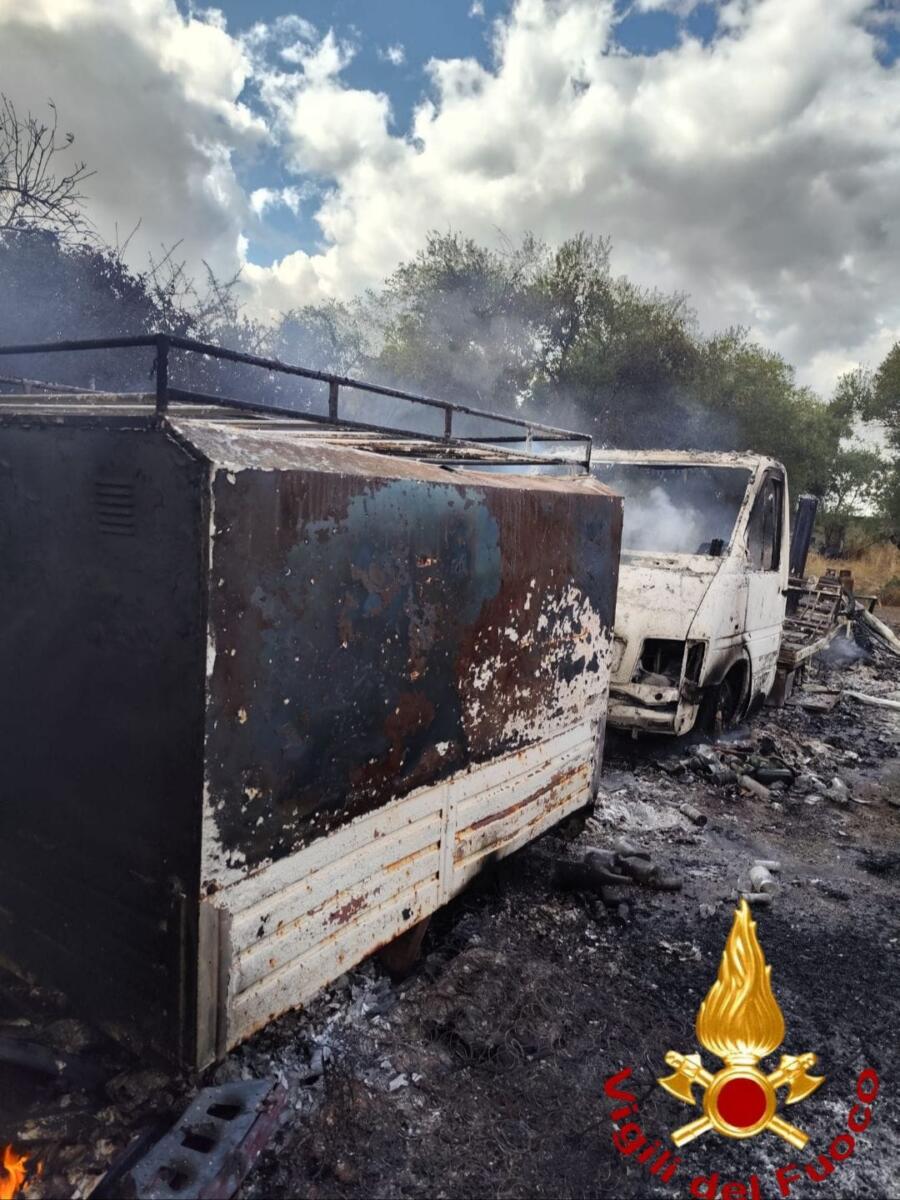 Un incendio distrugge una villetta nelle campagne di Corato: in fiamme anche un camper – FOTO
