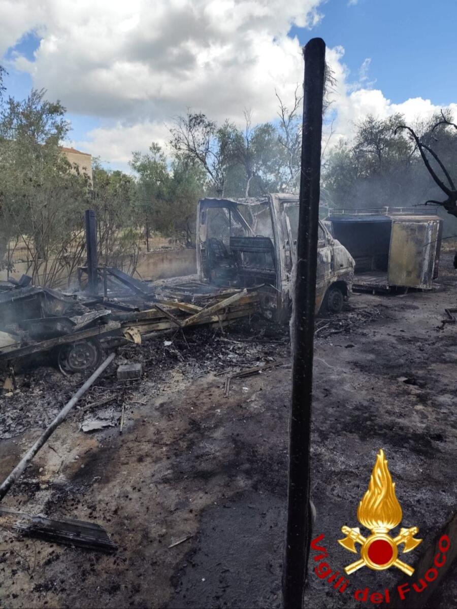 Un incendio distrugge una villetta nelle campagne di Corato: in fiamme anche un camper – FOTO