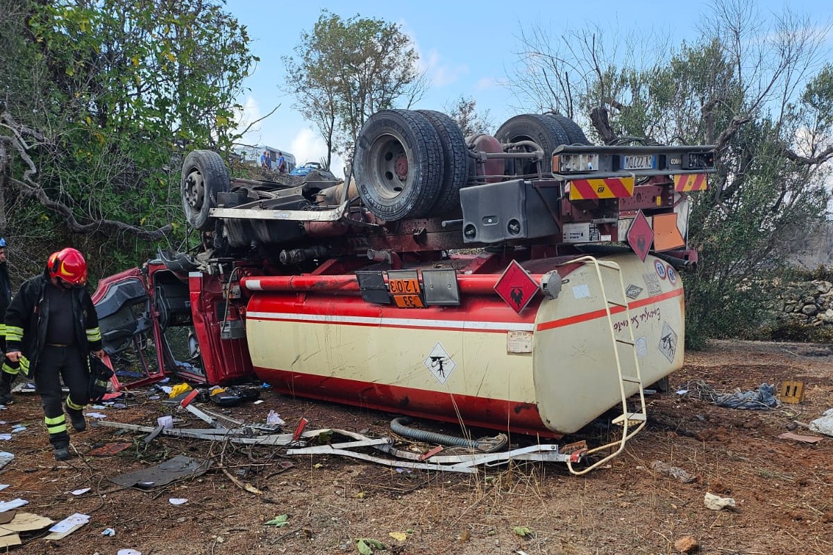 Morciano di Leuca, camion che trasporta gasolio precipita per dieci metri: in codice rosso il conducente Morciano di Leuca, camion che trasporta gasolio precipita per dieci metri: in codice rosso il conducente