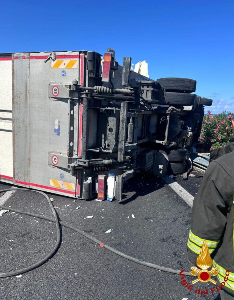 Polignano a Mare, scontro tra un furgone e un autocarro sulla strada statale 16: traffico in tilt – FOTO Polignano a Mare, scontro tra un furgone e un autocarro sulla strada statale 16: traffico in tilt – FOTO
