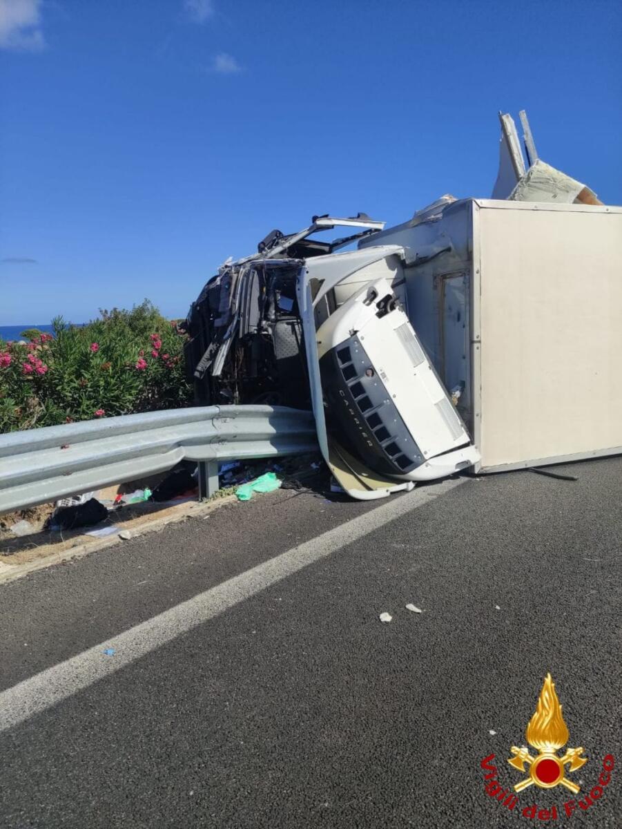 Polignano a Mare, scontro tra un furgone e un autocarro sulla strada statale 16: traffico in tilt – FOTO Polignano a Mare, scontro tra un furgone e un autocarro sulla strada statale 16: traffico in tilt – FOTO