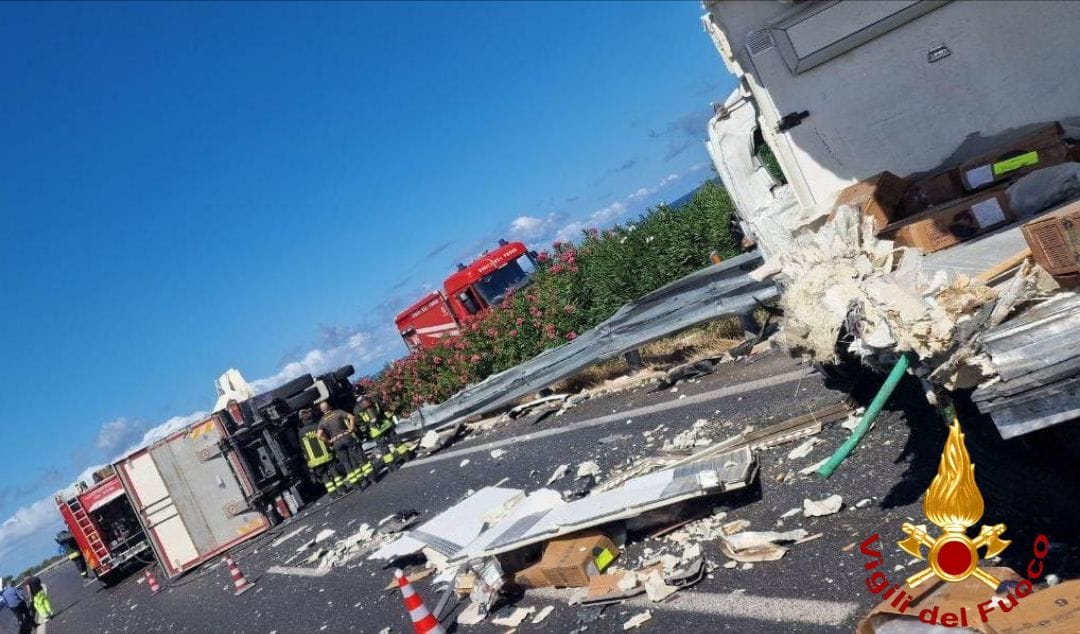 Polignano a Mare, scontro tra un furgone e un autocarro sulla strada statale 16: traffico in tilt – FOTO Polignano a Mare, scontro tra un furgone e un autocarro sulla strada statale 16: traffico in tilt – FOTO