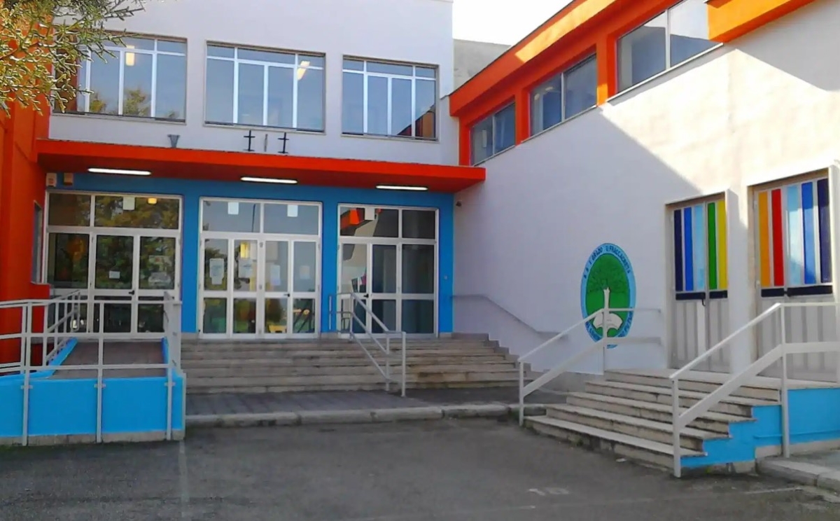 Bari, entrano a scuola e rubano i notebook: furto all’Istituto “Fraccacreta” di Palese Bari, entrano a scuola e rubano i notebook: furto all’Istituto “Fraccacreta” di Palese