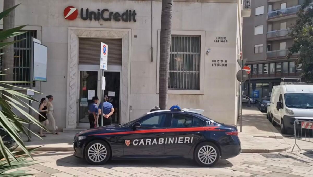 Brindisi, colpo alla filiale dell’Unicredit: i ladri svuotano le cassette di sicurezza. Sono entrati da un buco Brindisi, colpo alla filiale dell’Unicredit: i ladri svuotano le cassette di sicurezza. Sono entrati da un buco