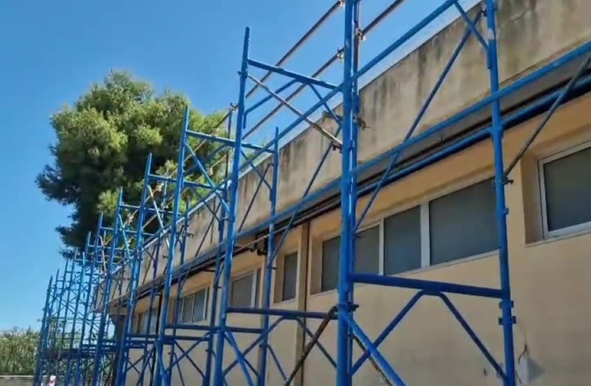 Galleria foto 'Bari, lavori infiniti al Palazzetto dello sport di San Pio: «I ragazzi dove si alleneranno?» – VIDEO' - foto 1