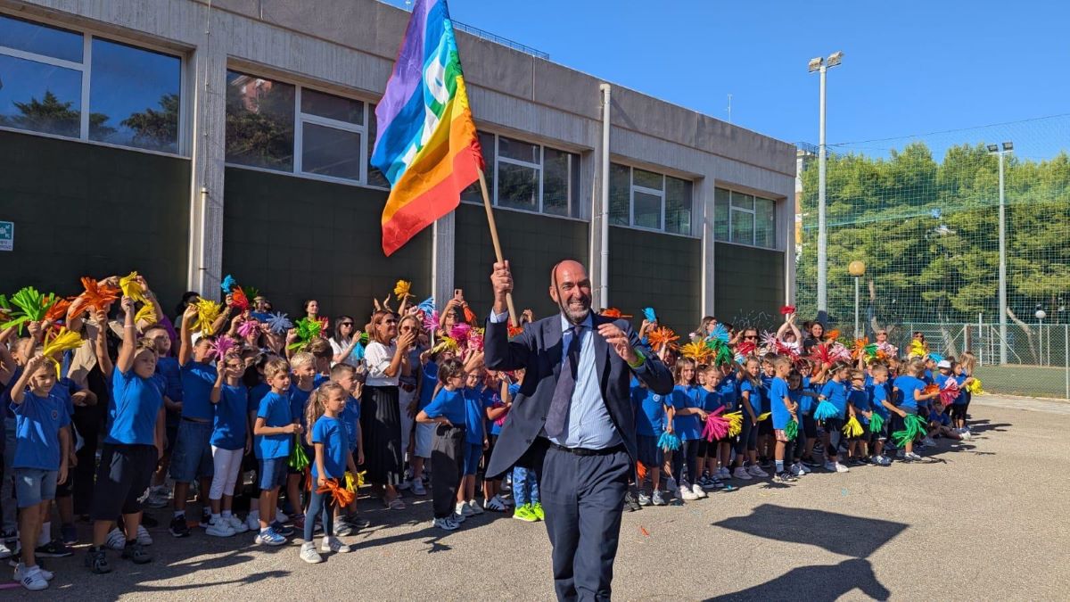 Bari, il sindaco Leccese inaugura il nuovo anno scolastico: via anche al servizio mensa gestito da Ladisa Bari, il sindaco Leccese inaugura il nuovo anno scolastico: via anche al servizio mensa gestito da Ladisa