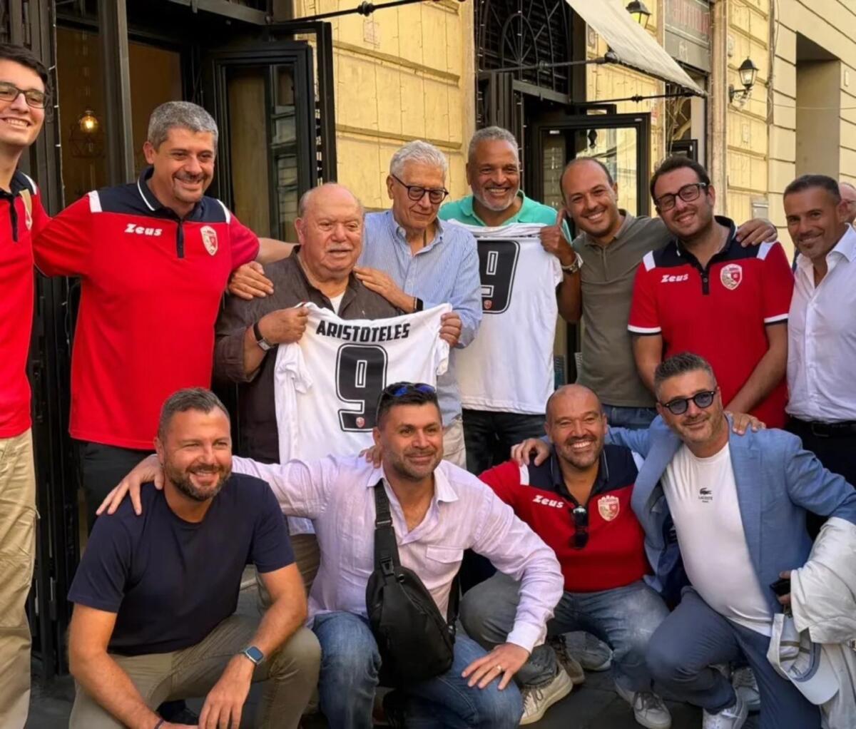 L’allenatore nel pallone, la reunion 41 anni dopo nell’orecchietteria di Lino Banfi L’allenatore nel pallone, la reunion 41 anni dopo nell’orecchietteria di Lino Banfi