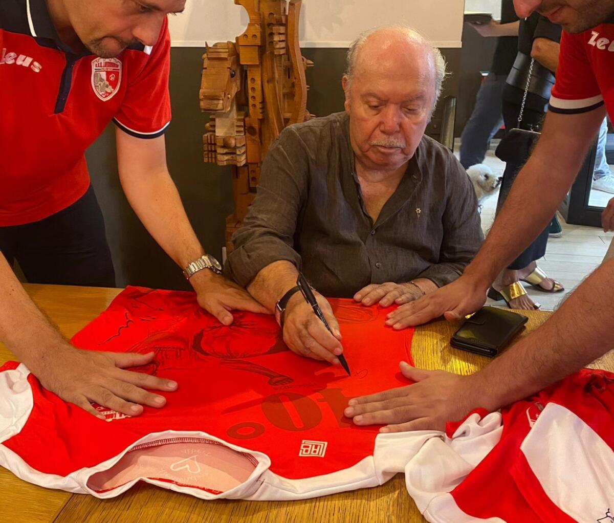 L’allenatore nel pallone, la reunion 41 anni dopo nell’orecchietteria di Lino Banfi L’allenatore nel pallone, la reunion 41 anni dopo nell’orecchietteria di Lino Banfi