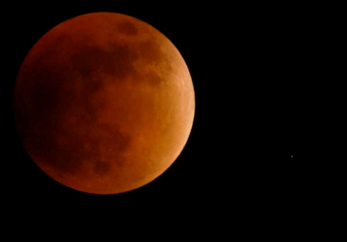 Eclissi totale, stasera l’appuntamento con la “Luna di sangue” visibile in tutta Italia Eclissi totale, stasera l’appuntamento con la “Luna di sangue” visibile in tutta Italia