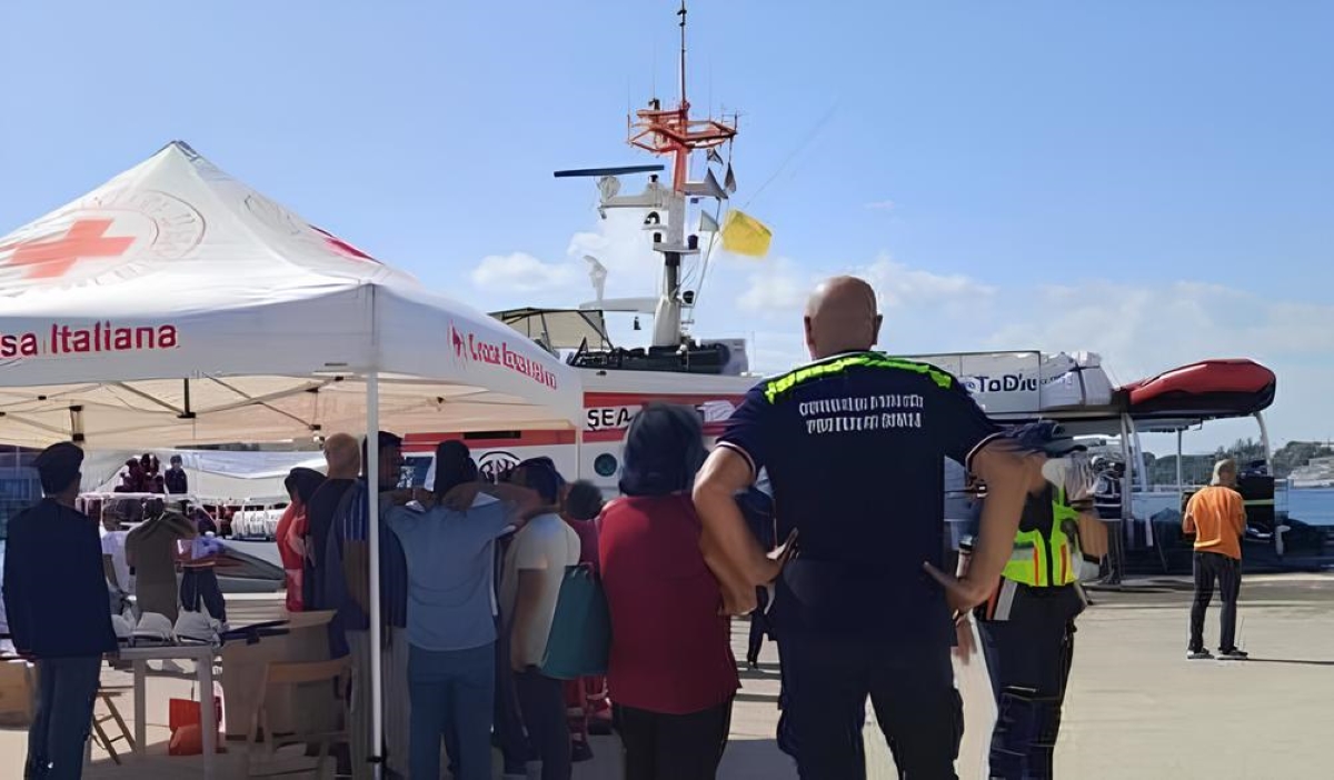 Brindisi, approdata nel porto la Sea-Eye: a bordo 52 migranti soccorsi nel Mediterraneo Brindisi, approdata nel porto la Sea-Eye: a bordo 52 migranti soccorsi nel Mediterraneo