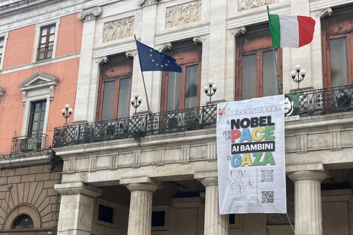 Galleria foto 'Esposto striscione per il Nobel per la Pace ai bambini di Gaza sulla facciata del Palazzo di Città a Bari' - foto 1