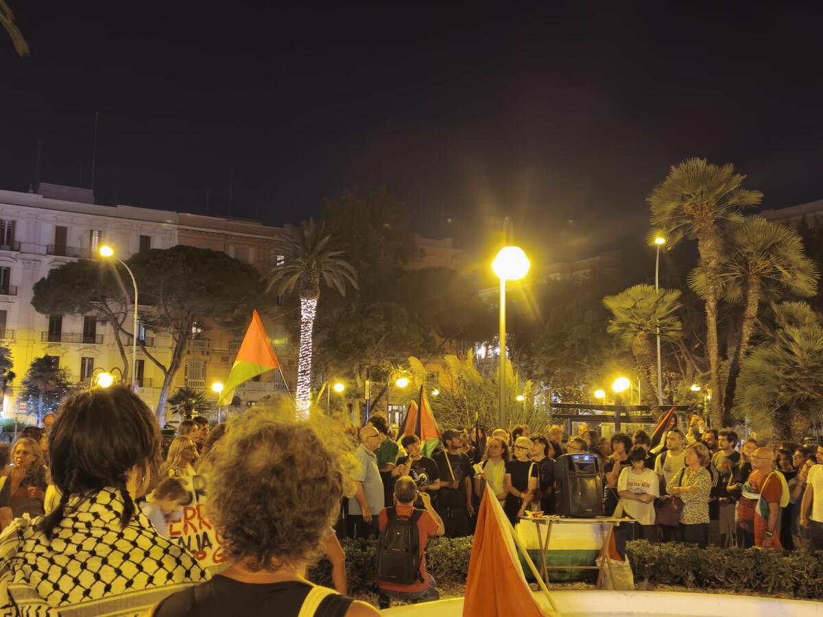 Galleria foto 'Bari si mobilita per la Palestina e la “Global Sumud Flotilla”: «Chiudete il consolato israeliano» – FOTO' - foto 1