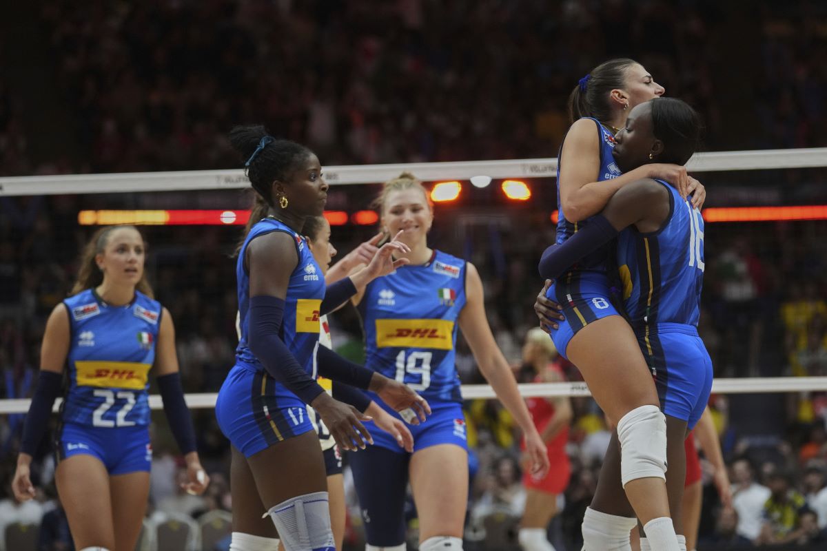 Volley, l’Italia è campione del mondo: le azzurre di Velasco piegano la Turchia 3-2 Volley, l’Italia è campione del mondo: le azzurre di Velasco piegano la Turchia 3-2