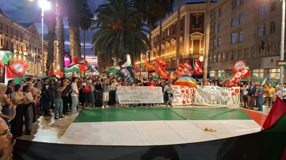 Attaccata la Global Sumud Flotilla in viaggio verso Gaza, Bari scende in piazza: «Blocchiamo tutto» – FOTO
