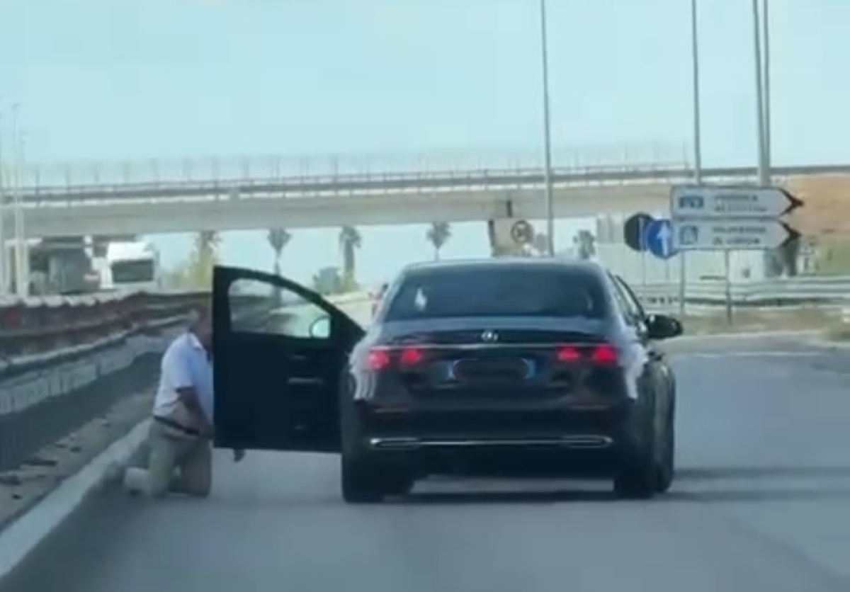 Cerignola, rapina sulla Ss 16: uomo buttato fuori dall’auto e abbandonato in strada – VIDEO Cerignola, rapina sulla Ss 16: uomo buttato fuori dall’auto e abbandonato in strada – VIDEO