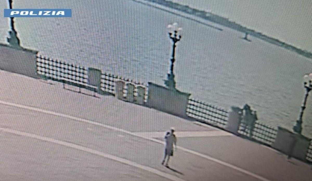 Taranto, un uomo vuole lanciarsi dalla Rotonda del Lungomare: salvato dai poliziotti Taranto, un uomo vuole lanciarsi dalla Rotonda del Lungomare: salvato dai poliziotti