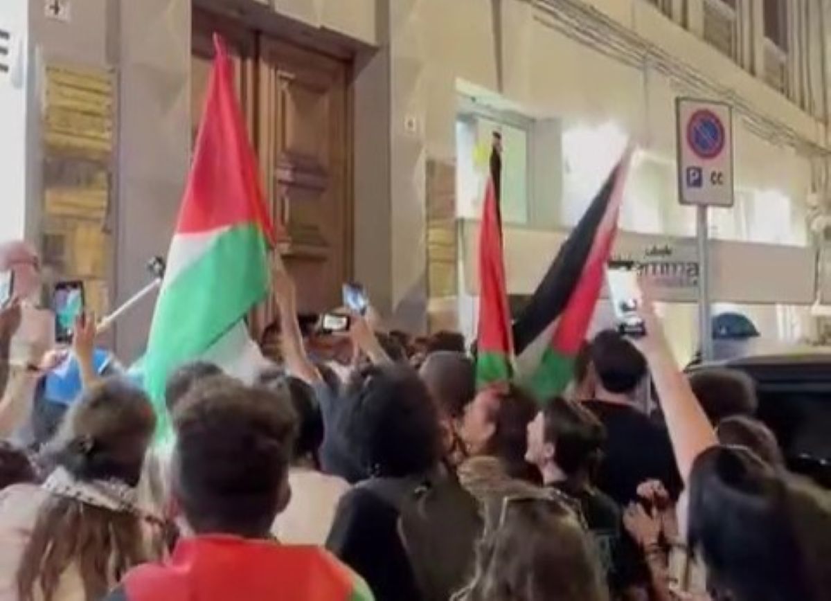 Galleria foto 'Bari, tensione davanti al consolato di Israele: scontri tra manifestanti pro Gaza e polizia – VIDEO' - foto 1