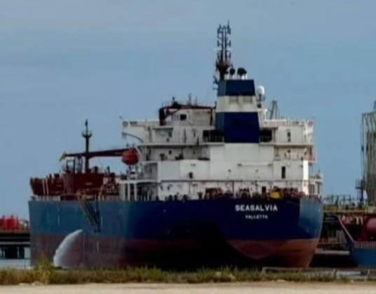 Taranto, la nave Seasalvia salpa con un carico di 30mila tonnellate di petrolio: scortata fuori dal porto Taranto, la nave Seasalvia salpa con un carico di 30mila tonnellate di petrolio: scortata fuori dal porto