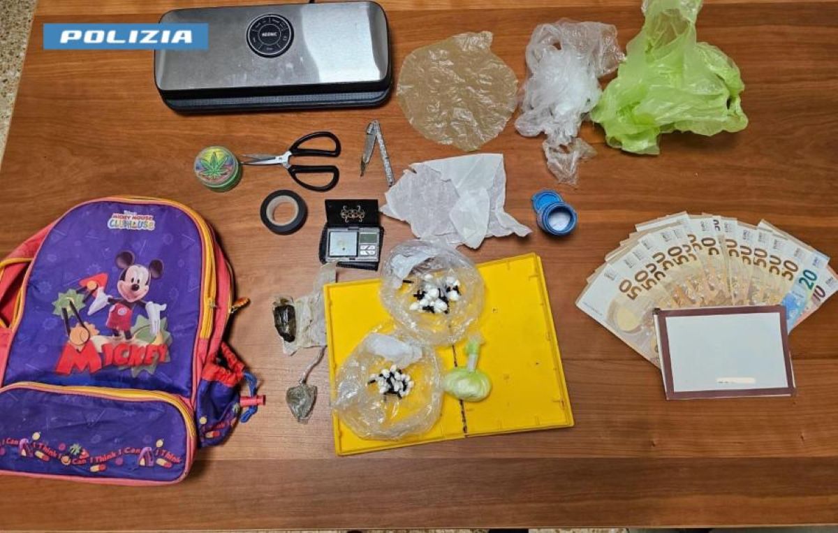 Galleria foto 'Lecce, la droga nascosta nella custodia di una vecchia videocassetta: arrestato un uomo' - foto 1