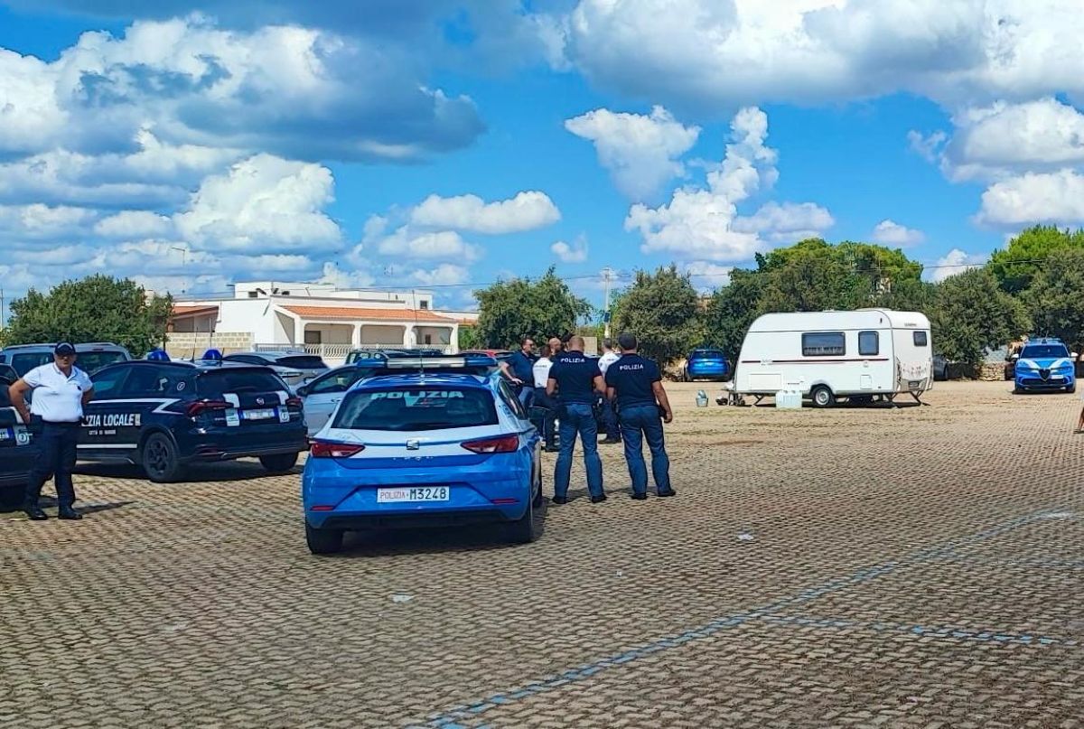 Nardò, campo di roulotte abusivo nel parcheggio del Frascone: sgomberate una ventina di persone Nardò, campo di roulotte abusivo nel parcheggio del Frascone: sgomberate una ventina di persone