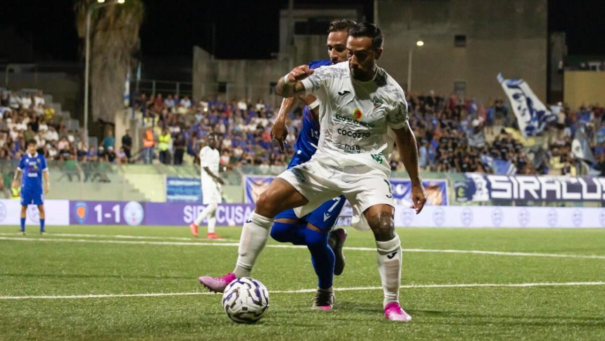 Galleria foto 'Serie C, il Monopoli rimonta il Siracusa: decisivo il rigore di Longo. Finisce 2-1 in Sicilia' - foto 1