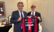 Il presidente Emanuele Di Palma riceve la maglia ufficiale del Taranto calcio con lo sponsor BCC San Marzano di San Giuseppe