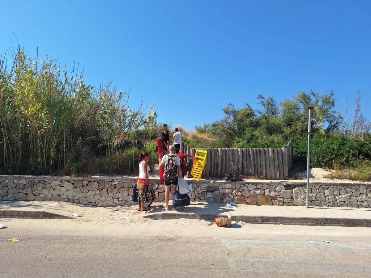 Galleria foto 'Daspo per i turisti sporcaccioni sulle spiagge del Salento: parte la raccolta firme online' - foto 1