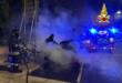 Fiamme nella notte a Lecce, incendio danneggia un’auto: indaga la polizia