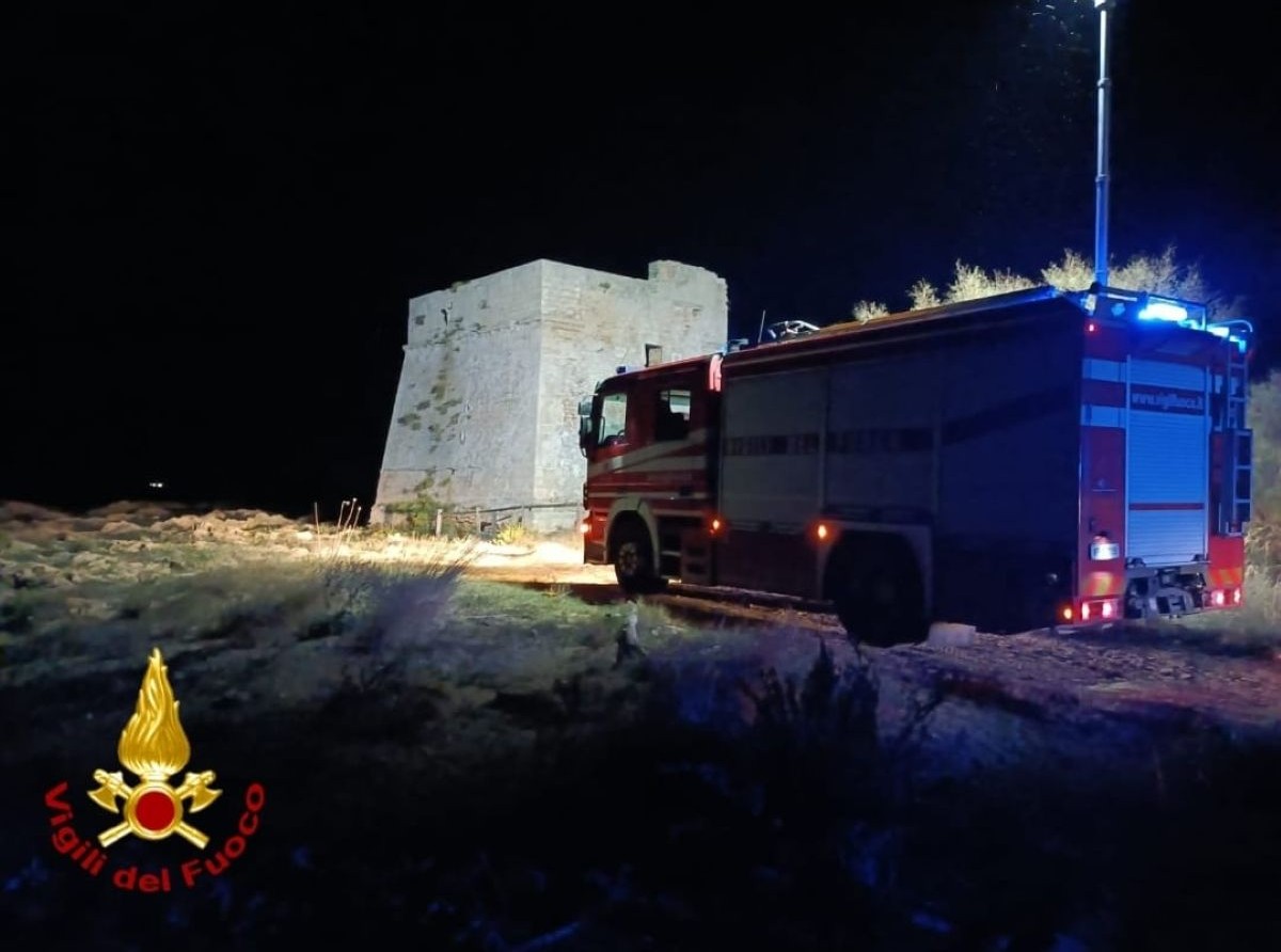Peschereccio affonda nelle acque del Brindisino, tre persone salvate dai vigili del fuoco Peschereccio affonda nelle acque del Brindisino, tre persone salvate dai vigili del fuoco