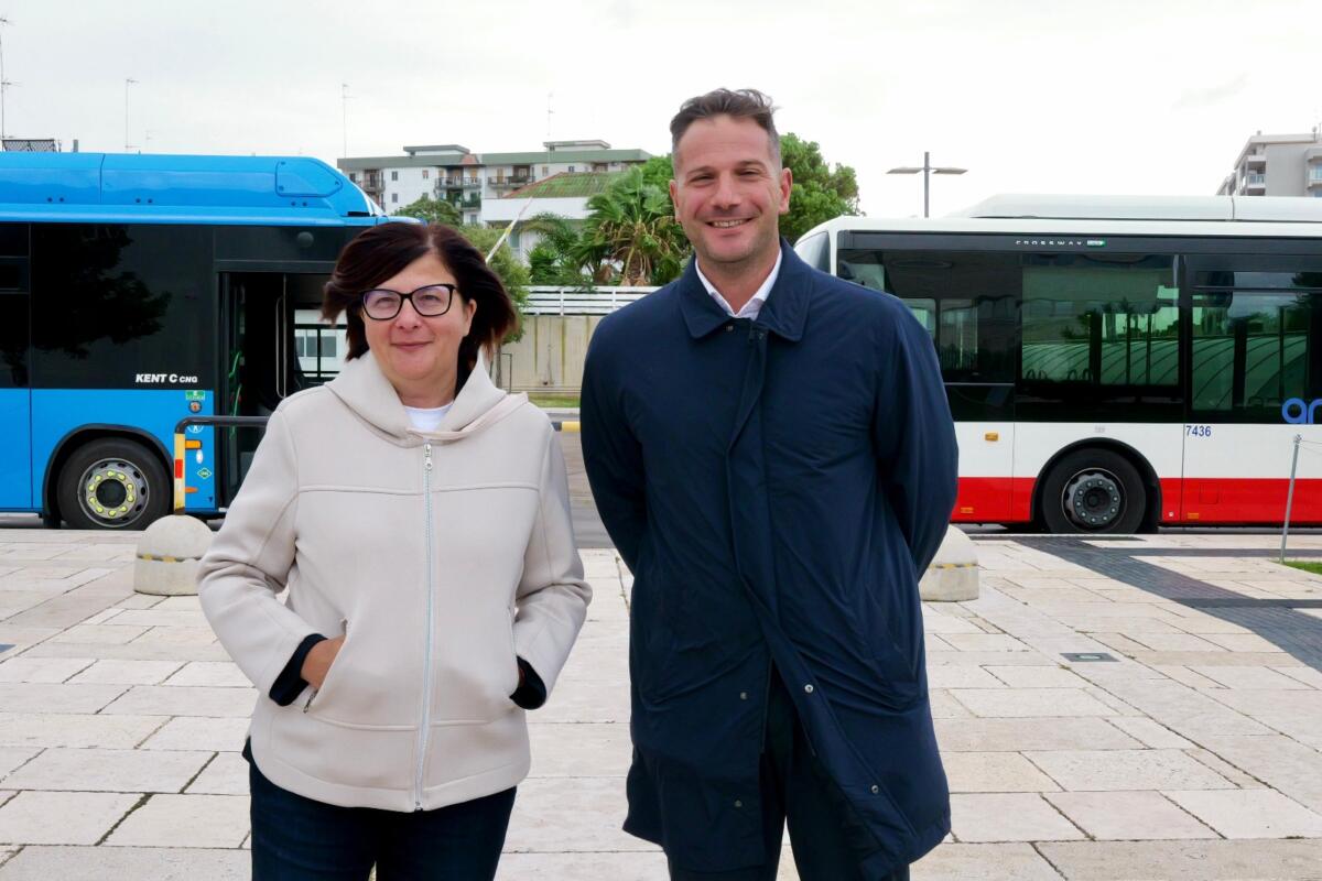 Completata in Puglia la distribuzione degli autobus a metano: «Tuteliamo l’ambiente e riduciamo i costi»